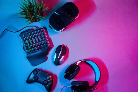 136209131-teclado-mouse-gamepad-casco-de-realidad-virtual-y-aud-fonos.jpg